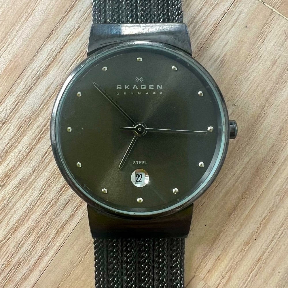 Skagen Denmark steel ladies gray graphite metal mesh dress watch NEW BATTERY